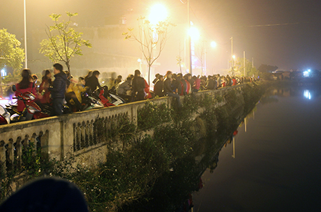 Hàng-nghìn-người-đổ-về-để-chiêm-ngưỡng-màn-pháo-hoa-đêm-giao-thừa-IMG_2368.jpg