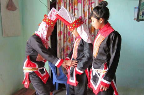 Thiếu nữ Dao chuẩn bị quần áo đi đón Giao Thừa.