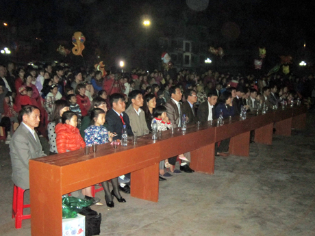 Đông đảo bà con nhân dân huyện Hải Hà đến công viên cây xanh để xem chương trình văn nghệ và chào đón năm mới.
