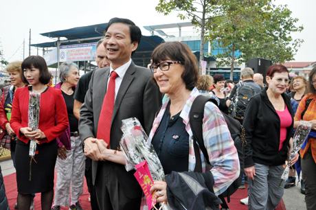 Du khách nhận lì xì đầu năm chụp ảnh lưu niệm cùng đồng chí Nguyễn Văn Đọc, Phó Bí thư Tỉnh ủy, Chủ tịch UBND tỉnh.
