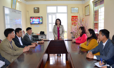 Đồng chí Vũ Thị Thu Thuỷ, Phó Chủ tịch UBND tỉnh chúc tết cán bộ nhân viên Ban Quản lý Vịnh Hạ Long