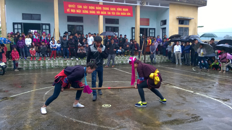 Trò chơi đẩy gậy được rất đông bà con tham gia.