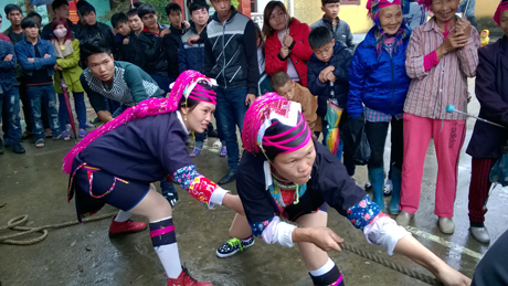 Các trò chơi dân gian luôn được bà con tham gia cổ vũ nhiệt tình.