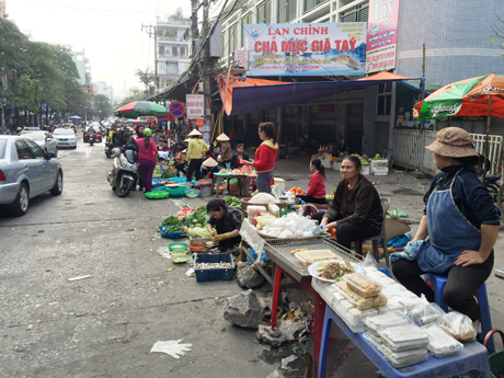 Sáng 3 Tết, chợ cóc bắt đầu mở bán hàng phục vụ người dân.