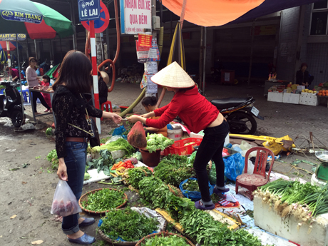 Mặt hàng rau xanh được người dân lựa chọn nhiều nhất.