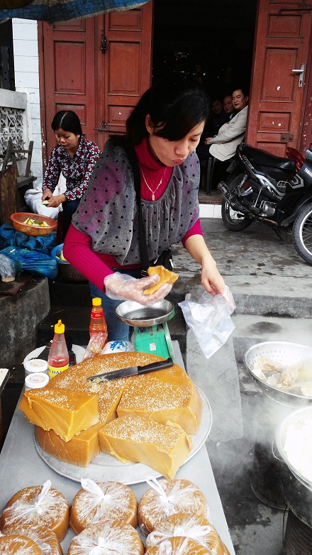   Bánh được bày bán nhiều trong dịp Tết ở khu vực đền Cửa Ông