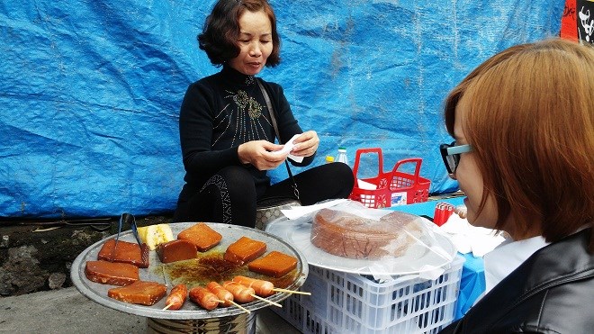   Ngoài bánh hấp thì bánh tài lồng ệp còn được rán giòn, mùi thơm ngon. Bánh đã rán có giá đắt hơn bánh hấp. Một miếng mỏng nhỏ là 10.000 đồng.
