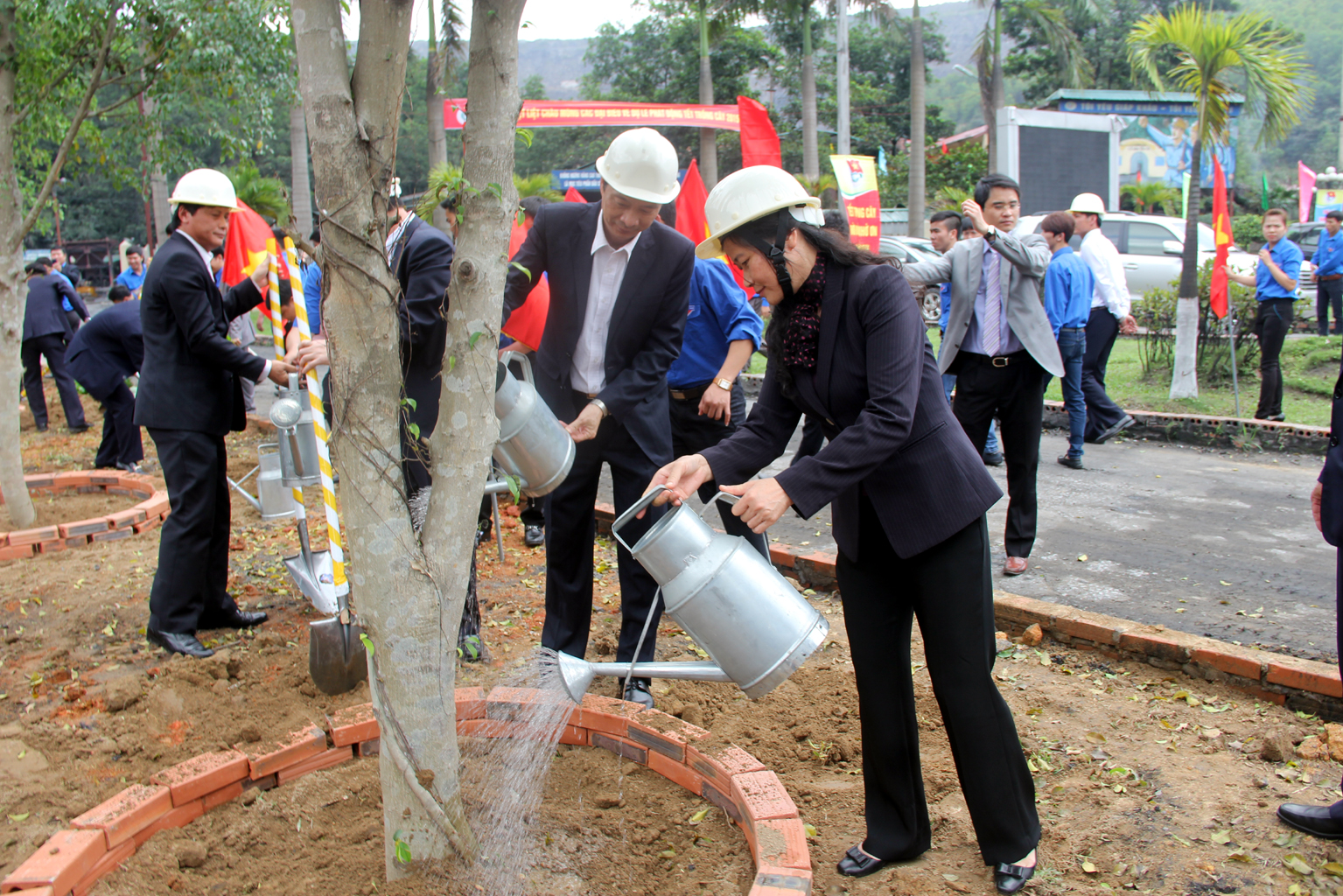 Các đại biểu tham gia trồng cây xanh tại mặt +18 Công trường Giáp Khẩu, Công ty Than Hạ Long-TKV