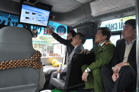 CÁc lực lượng chức năng kiểm tra hành trình các xe vận chuyển khách trong dịp Tết Nguyên Đán (Ảnh: Duy Linh).