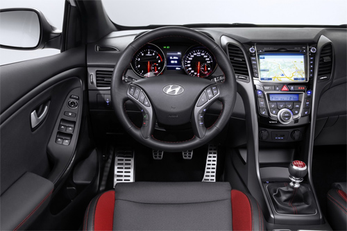 Nội thất phong cách thể thao của Hyundai i30 Turbo 2015.