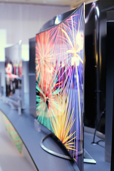 Chất lượng hình ảnh vượt trội và thiết kế siêu mỏng là lợi thế của OLED TV so với dòng LCD LED truyền thống. Ảnh: Tuấn Anh.
