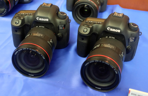 Bộ đôi Canon EOS 5DS R (bên trái) và EOS 5DS. Ảnh: Tuấn Hưng.