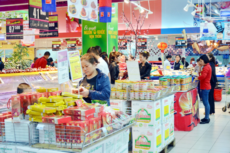 Ngay từ mùng 3 Tết, các siêu thị lớn trên địa bàn TP Hạ Long đã mở cửa, hoạt động trở lại. Trong ảnh: Khách tham quan, mua hàng tại Siêu thị Big C Hạ Long.