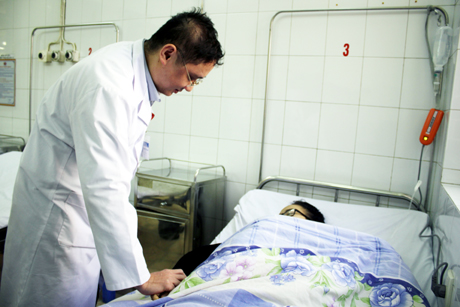 Thạc sĩ, bác sĩ Nguyễn Cửu Long khám bệnh cho bệnh nhân tại đơn nguyên Cấp cứu, BV Đa khoa tỉnh.