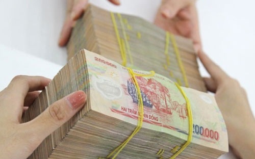 Một thống kê khác từ Sở Giao dịch Chứng khoán Hà Nội (HNX) cho thấy, “top 10 thành viên kinh doanh trái phiếu Chính phủ 2014” cũng có tới 9 ngân hàng và một công ty chứng khoán là thành viên của ngân hàng.