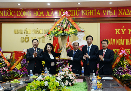 Đồng chí Nguyễn Văn Đọc, Phó Bí thư Tỉnh ủy, Chủ tịch UBND tỉnh tặng hoa chúc mừng Sở Y tế nhân ngày 27-2