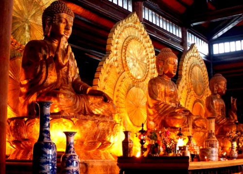 Ba pho tượng Tam Thế Phật (quá khứ, hiện tại, tương lai) trong điện Tam Thế tại chùa Bái Đính.