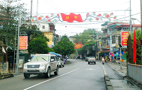 Cờ, hoa rực rỡ trên các tuyến đường của phường Trưng Vương (TP Uông Bí) mừng Đảng, mừng Xuân, mừng Đại hội Đảng bộ các cấp.
