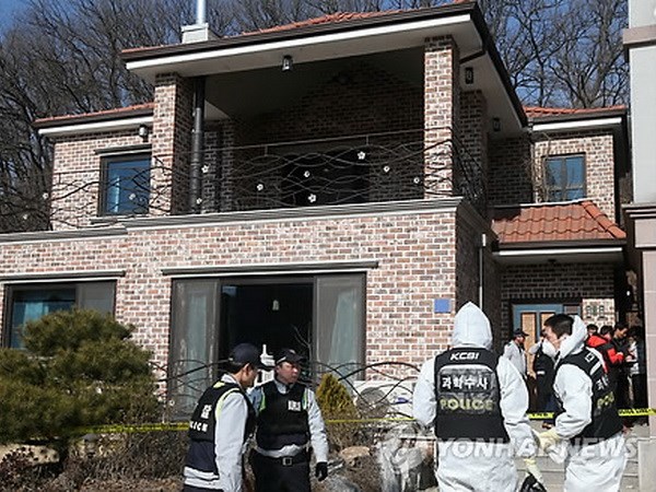 Hiện trường ngôi nhà xảy ra vụ án đang bị cảnh sát phong tỏa để điều tra. (Nguồn: Yonhap News)