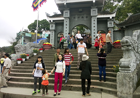Du khách đi trẩy hội đền Cửa Ông, TP Cẩm Phả.