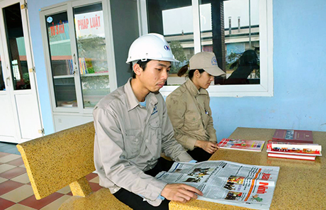 CNLĐ Công ty CP Tập đoàn Hoàng Hà đọc sách, báo ở Tủ sách pháp luật do Công đoàn quản lý đặt cạnh nhà ăn Công ty.