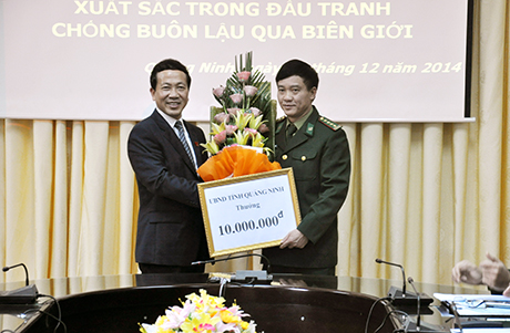 Phó Chủ tịch UBND tỉnh Nguyễn Văn Thành trao phần thưởng của UBND tỉnh cho Phòng Phòng chống TPMT vì có thành tích trong công tác phối hợp đấu tranh chống buôn lậu qua biên giới cuối năm 2014.