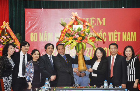 Đồng chí Phó Chủ tịch UBND tỉnh Vũ Thị Thu Thủy tặng hoa chúc mừng tập thể Bệnh viện Đa khoa tỉnh.