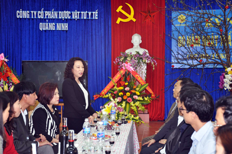 Đồng chí Phó Chủ tịch UBND tỉnh Vũ Thị Thu Thủy phát biểu chúc mừng Công ty Cổ phần Dược Vật tư Y tế Quảng Ninh.