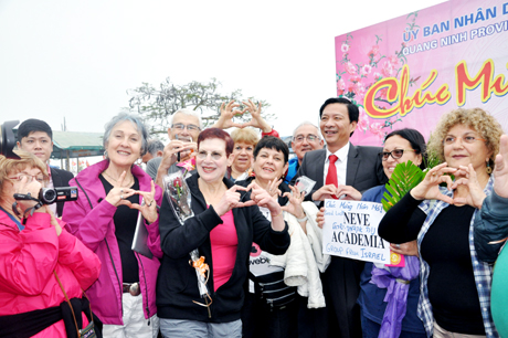 Chủ tịch UBND tỉnh Nguyễn Văn Đọc cùng các vị khách quốc tế với biểu tượng Nụ cười Hạ Long trong ngày mùng 1 Tết tại Cảng tàu du lịch Bãi Cháy.