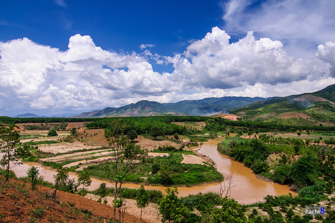 Kon Tum là vùng cao nguyên đất đỏ bazan, hùng vĩ với biết bao thắng cảnh tuyệt đẹp cùng với nền văn hoá lâu đời của các dân tộc anh em. Dòng sông Pô Kô cuộn chảy mang nặng phù sa, đôi bờ cây xanh biếc là điểm dừng chân thú vị trên hành trình.