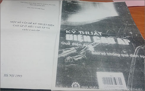 Bìa giáo trình của PGS.TS Võ Viết Đạn (bên trái) và sách của PGS.TS Trần Văn Tớp (bên phải) -ảnh: VietnamNet