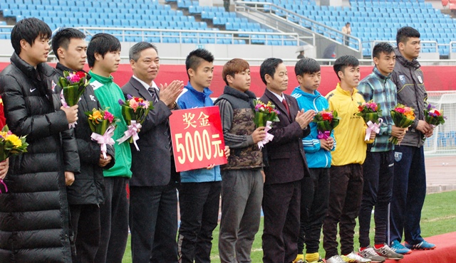  Lãnh đạo TP Móng Cái trao hoa và cờ lưu niệm cho đội bóng Đông Hưng (Trung Quốc)