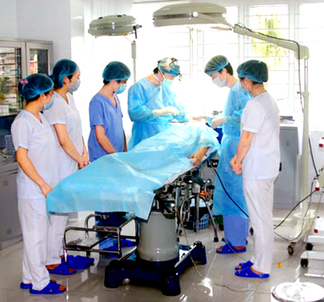 Bác sĩ Trung tâm đang làm thủ thuật thẩm mỹ cho khách hàng.