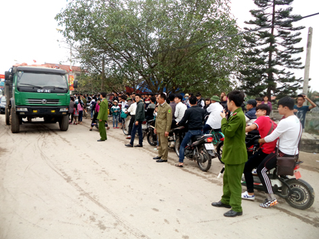 Đội ATGT tự quản phường Yên Hải (TX Quảng Yên) tham gia bảo vệ, hướng dẫn các phương tiện tham gia giao thông tại lễ hội trên địa bàn.