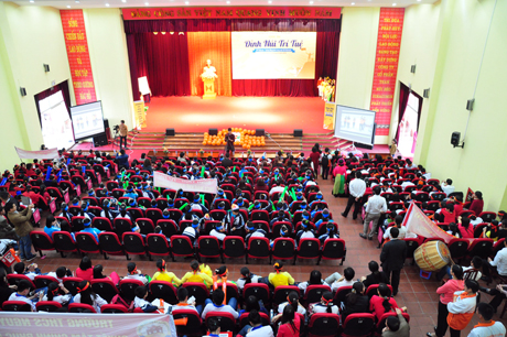 Gần 1000 thầy cô, học sinh ngồi chật kín khán phòng cổ vũ cho 3 đội chơi.