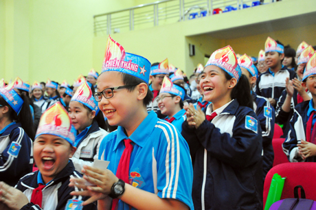 Sự hào hứng hiện rõ trên khuôn mặt các em học sinh.