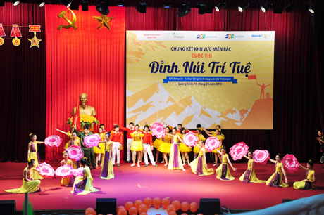 Tiết mục văn nghệ mở màn cuộc thi.