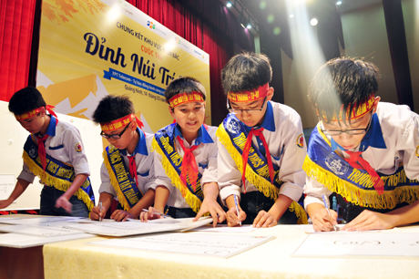 Các thí sinh rất tập trung làm bài thi