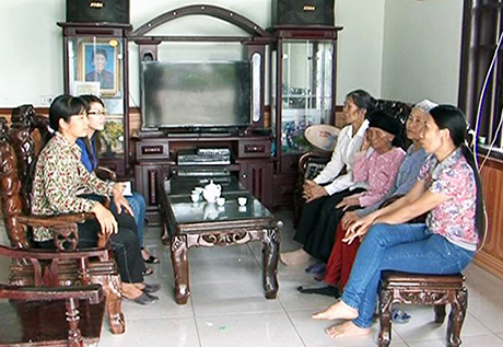 Tổ liên gia đoàn kết xã Xuân Sơn, huyện Đông Triều thăm hỏi gia đình cụ Nguyễn Thị Nhỡ, thôn 4.