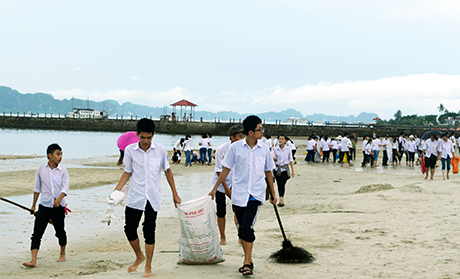 ĐVTN tham gia dọn vệ sinh môi trường Vịnh Hạ Long.