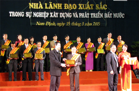 Nhà giáo Nhân dân Lưu Xuân Giới, Trưởng phòng GD và ĐT huyện Đông Triều nhận Bảng vàng nhà lãnh đạo xuất sắc năm 2014.