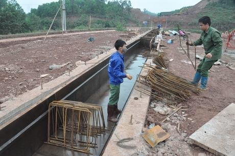 ...đang làm các công tác để tiến hành đúc phiến dầm đầu tiên