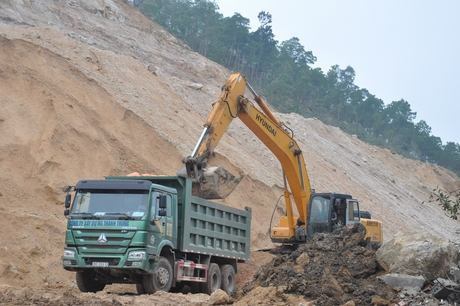 Để đáp ứng tiến độ thi hiện nay nhà thầu tranh thủ những ngày thời tiết thuận lợi tập trung phương tiện thiết bị bóc xúc đất đá