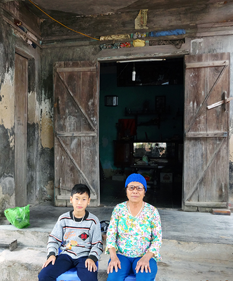 Cháu Tuấn và bà ngoại trong căn nhà cũ nát.