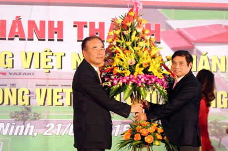 Đồng chí Phạm Minh Chính, Bí thư Tỉnh uỷ tặng hoa ông Takashi Kawai Tổng Giám đốc Công ty TNHH Yazaki Hải Phòng Việt Nam c