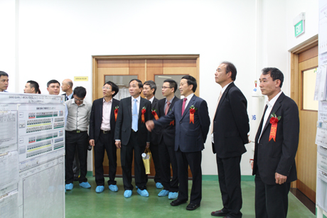 Các đại biểu thăm quan Nhà máy sản xuất hệ thống dây dẫn và các cụm thiết bị điện ô tô tại KCN Đông Mai