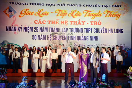 Thầy - trò trường THPT Chuyên Hạ Long cùng nhau hát vang bài ca vang bài ca 