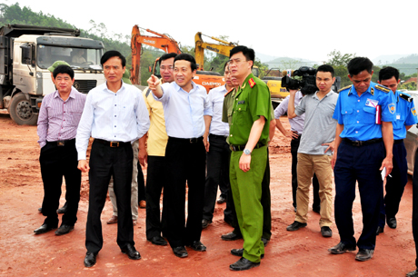 Đồng chí Nguyễn Văn Thành, Phó Chủ tịch UBND tỉnh, Trưởng BCĐ “Chiến dịch Quang Trung” kiểm tra mặt bằng chuẩn bị cho lễ khởi công Cảng hàng không Quảng Ninh vào ngày 27-3.