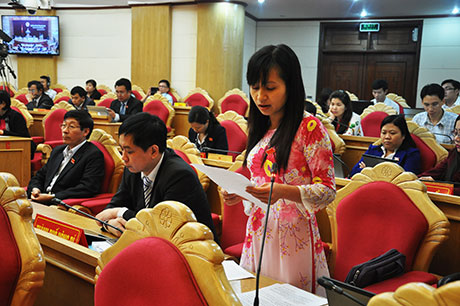 ĐB Vũ Lan Phương, Tổ ĐB TP Uông Bí phát biểu tham gia vào Dự thảo Nghị quyết về quy định một số chính sách hỗ trợ, khuyến khích học tập đối với sinh viên học tại Trường ĐH Hạ Long. (0013)
