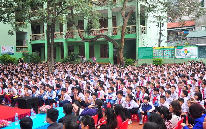 Đông đảo học sinh nhà trường cổ vũ hội thi.